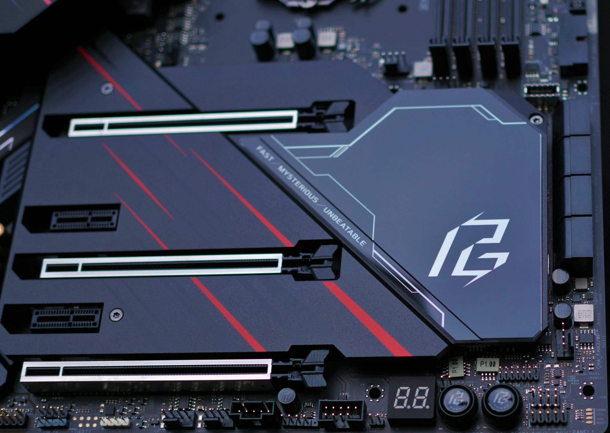 Test : ASRock Z390 Phantom Gaming X 7 armure métallique qui vient renforcer le visuel de la carte, mais aussi assurer une dissipation passive de la chaleur (à l'aide de pads thermiques) dégagée par les éléments présents en sous face de celle-ci