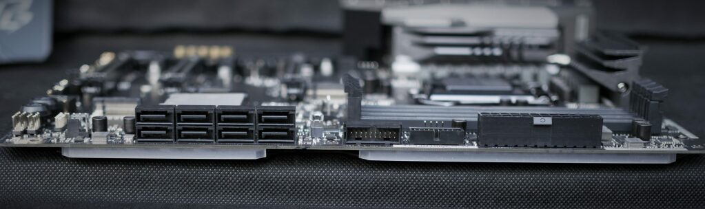 Test : ASRock Z390 Phantom Gaming X 5 Asrock Z390 Phantom Gaming X : éclairage RGB à droite sur toute la hauteur