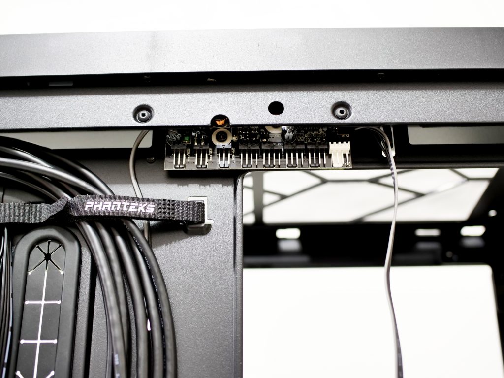 Phanteks Enthoo 719 en test : Un coup de maître ? 8 Phanteks enthoo luxe 2 fans controler