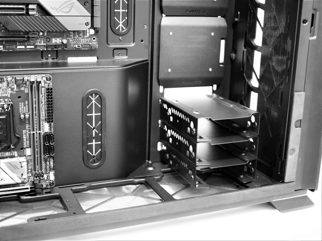 Phanteks Enthoo 719 en test : Un coup de maître ? 13 Phanteks enthoo luxe 2 HDD installation