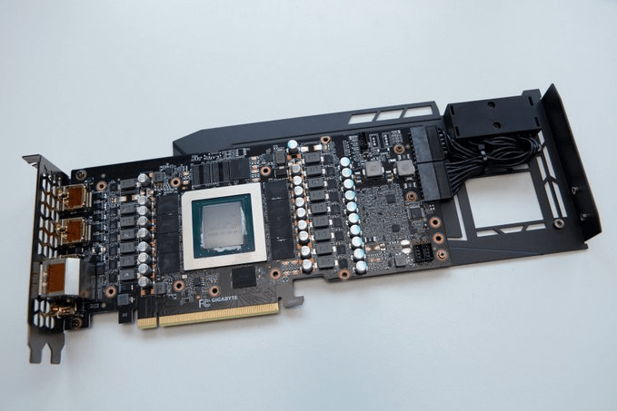 Une Gigabyte RTX 3090 avec système blower apparaît 4 Screenshot 2020 09 20 EiLk2brXcAAnM3 Image JPEG 679 × 453