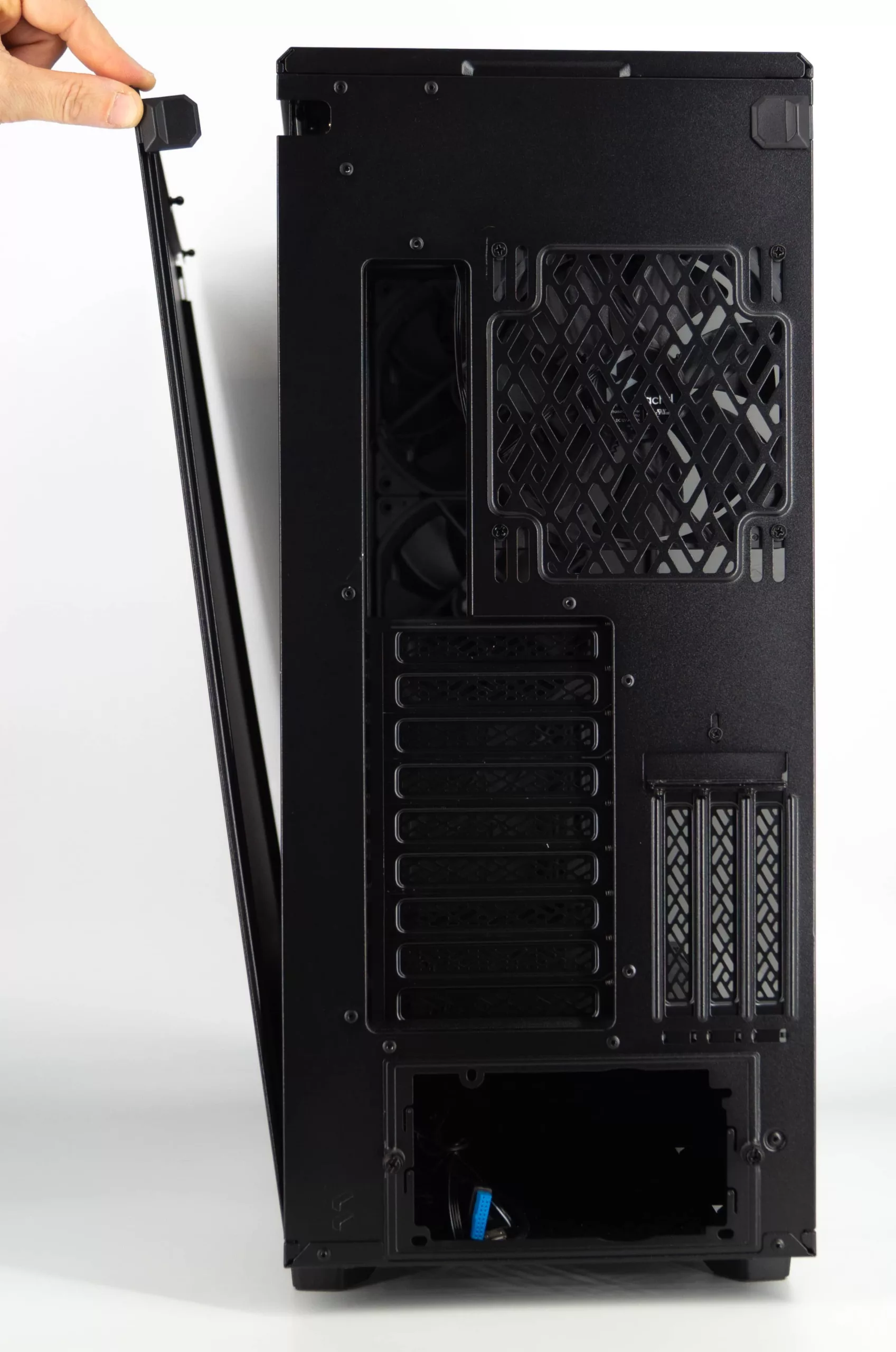 Test du Fractal Meshify 2 XL : un diamant noir dans un écrin d'acier 4 DSC07229 1 scaled