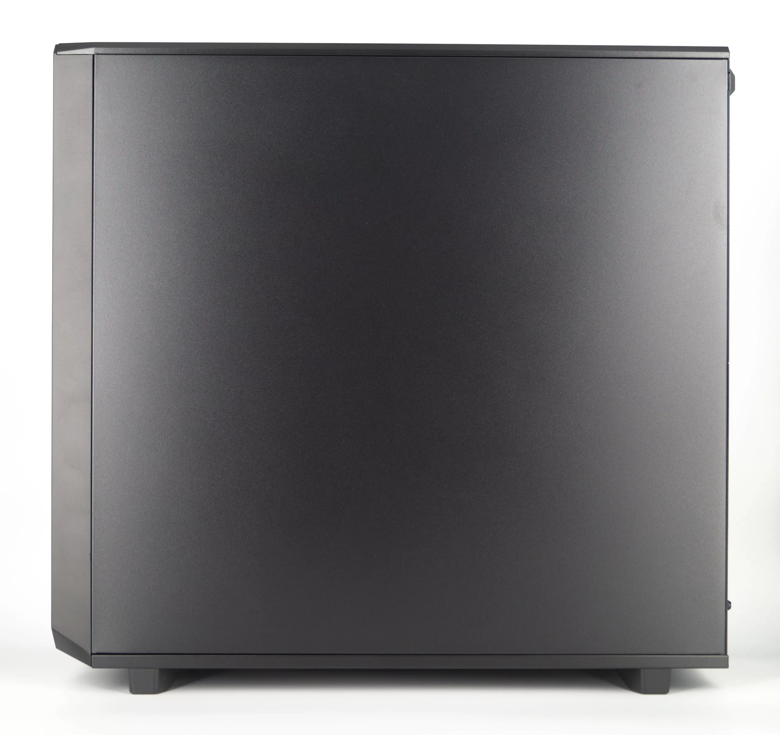 Test du Fractal Meshify 2 XL : un diamant noir dans un écrin d'acier 6 DSC07235 1 scaled