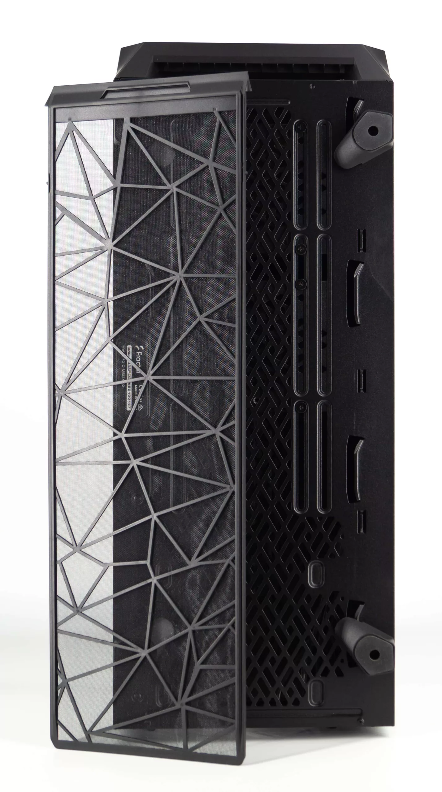 Test du Fractal Meshify 2 XL : un diamant noir dans un écrin d'acier 13 DSC07248 1 scaled