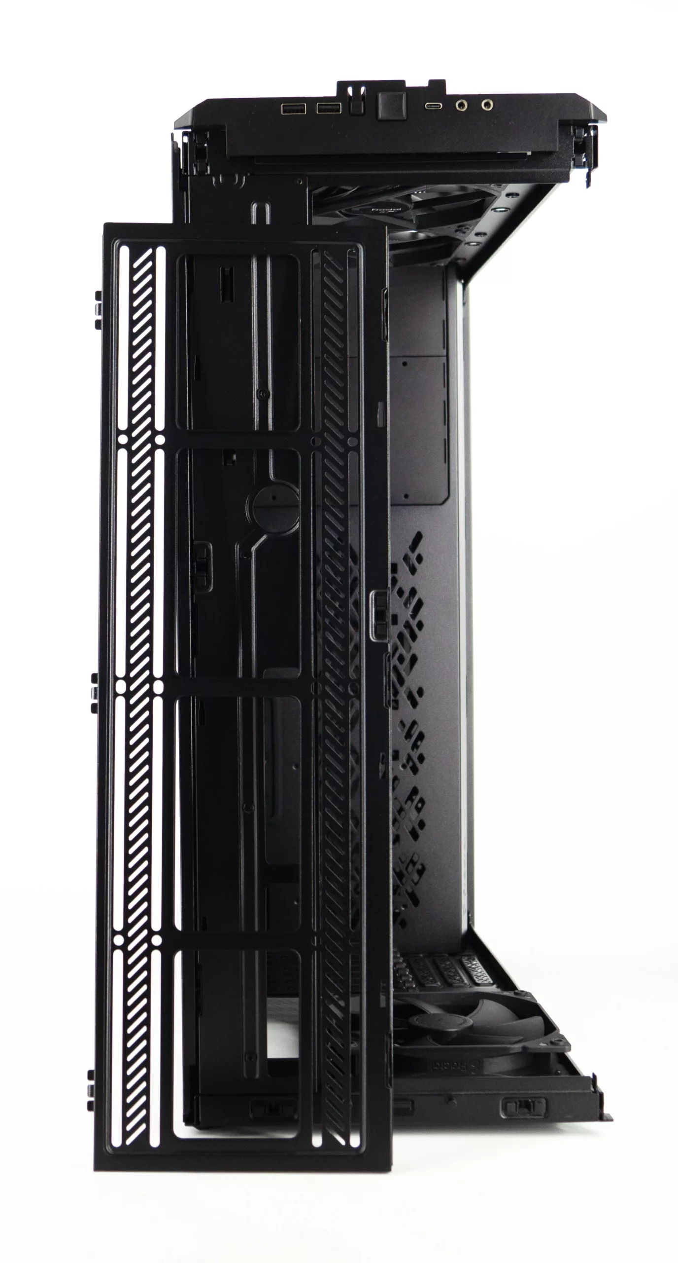 Test du Fractal Meshify 2 XL : un diamant noir dans un écrin d'acier 9 DSC07292 2 scaled