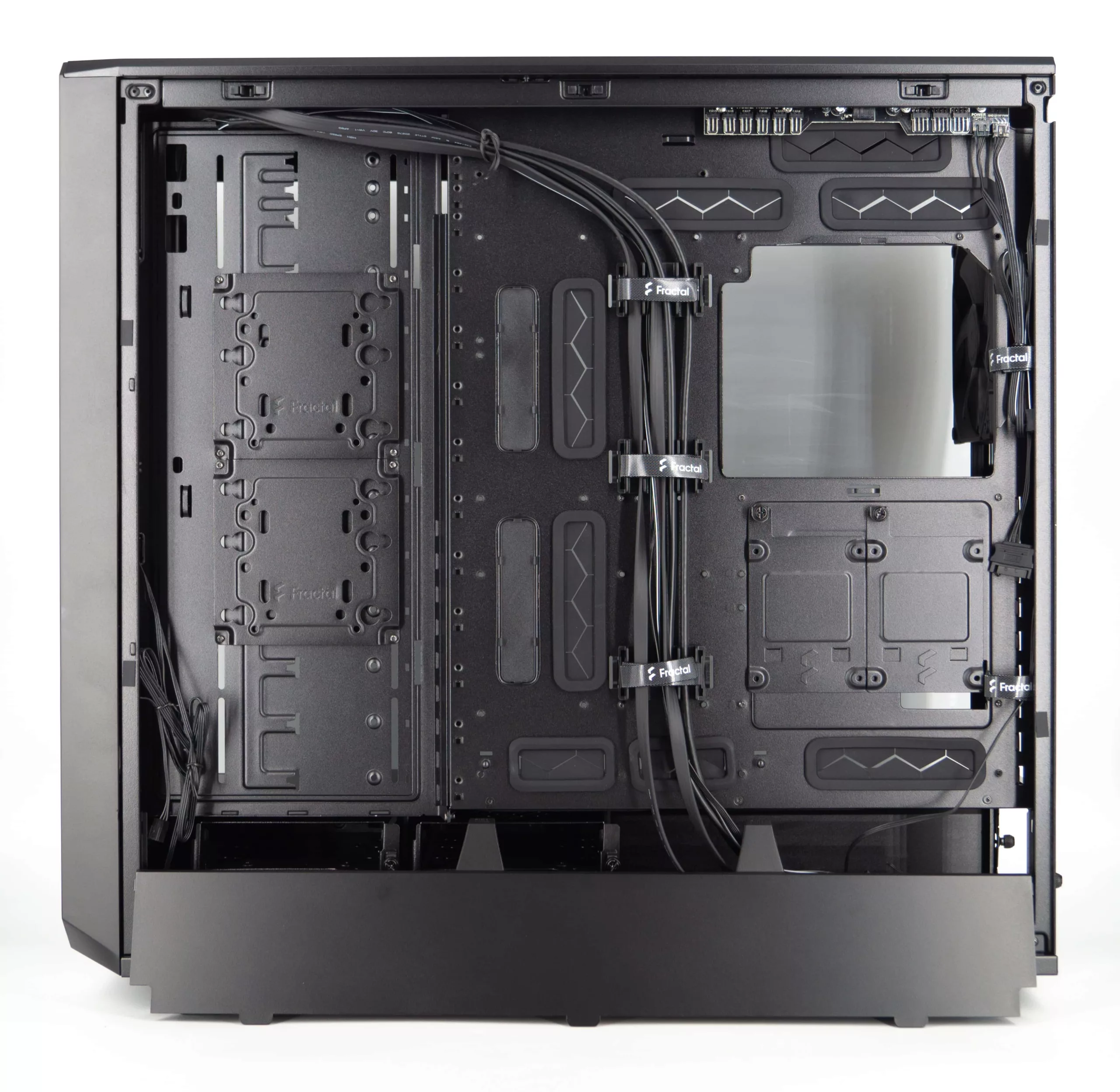 Test du Fractal Meshify 2 XL : un diamant noir dans un écrin d'acier 13 DSC07300 1 scaled