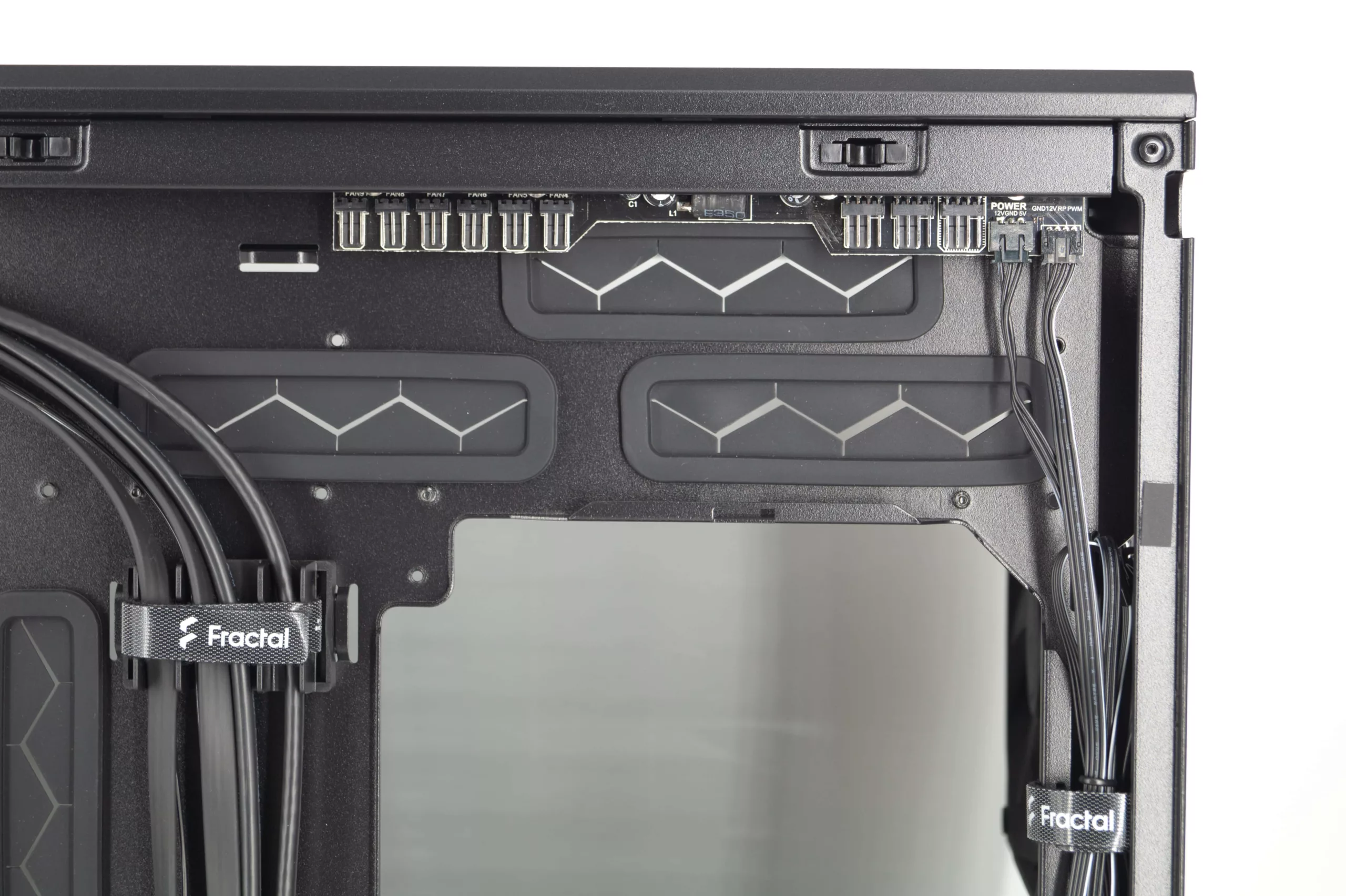 Test du Fractal Meshify 2 XL : un diamant noir dans un écrin d'acier 20 DSC07306 1 scaled