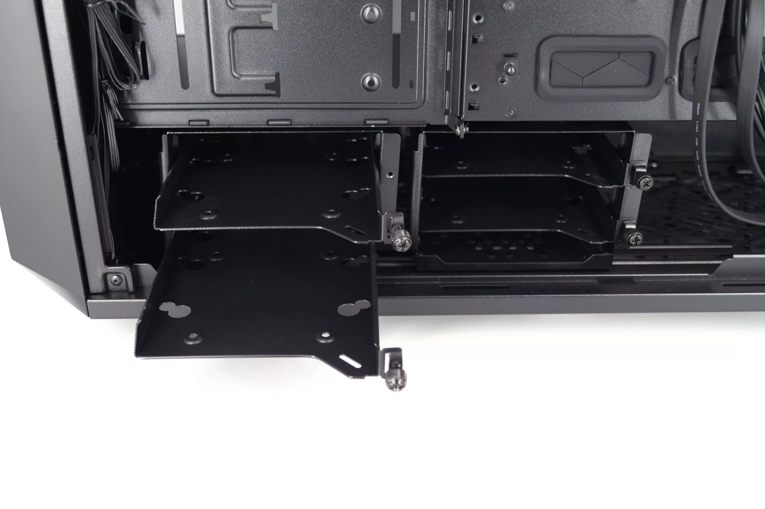 Test du Fractal Meshify 2 XL : un diamant noir dans un écrin d'acier 15 DSC07334 2 scaled