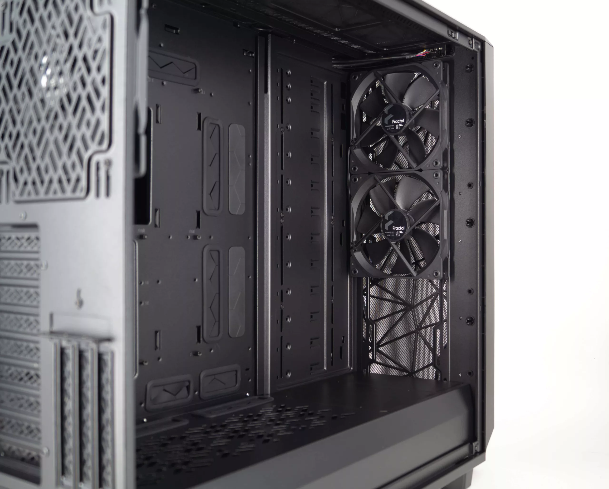 Test du Fractal Meshify 2 XL : un diamant noir dans un écrin d'acier 27 DSC07367 scaled