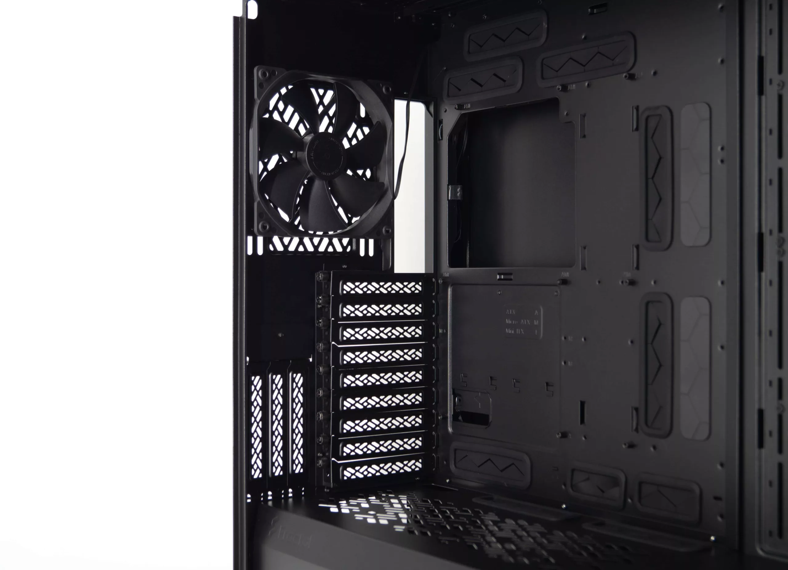 Test du Fractal Meshify 2 XL : un diamant noir dans un écrin d'acier 28 DSC07370 1 scaled