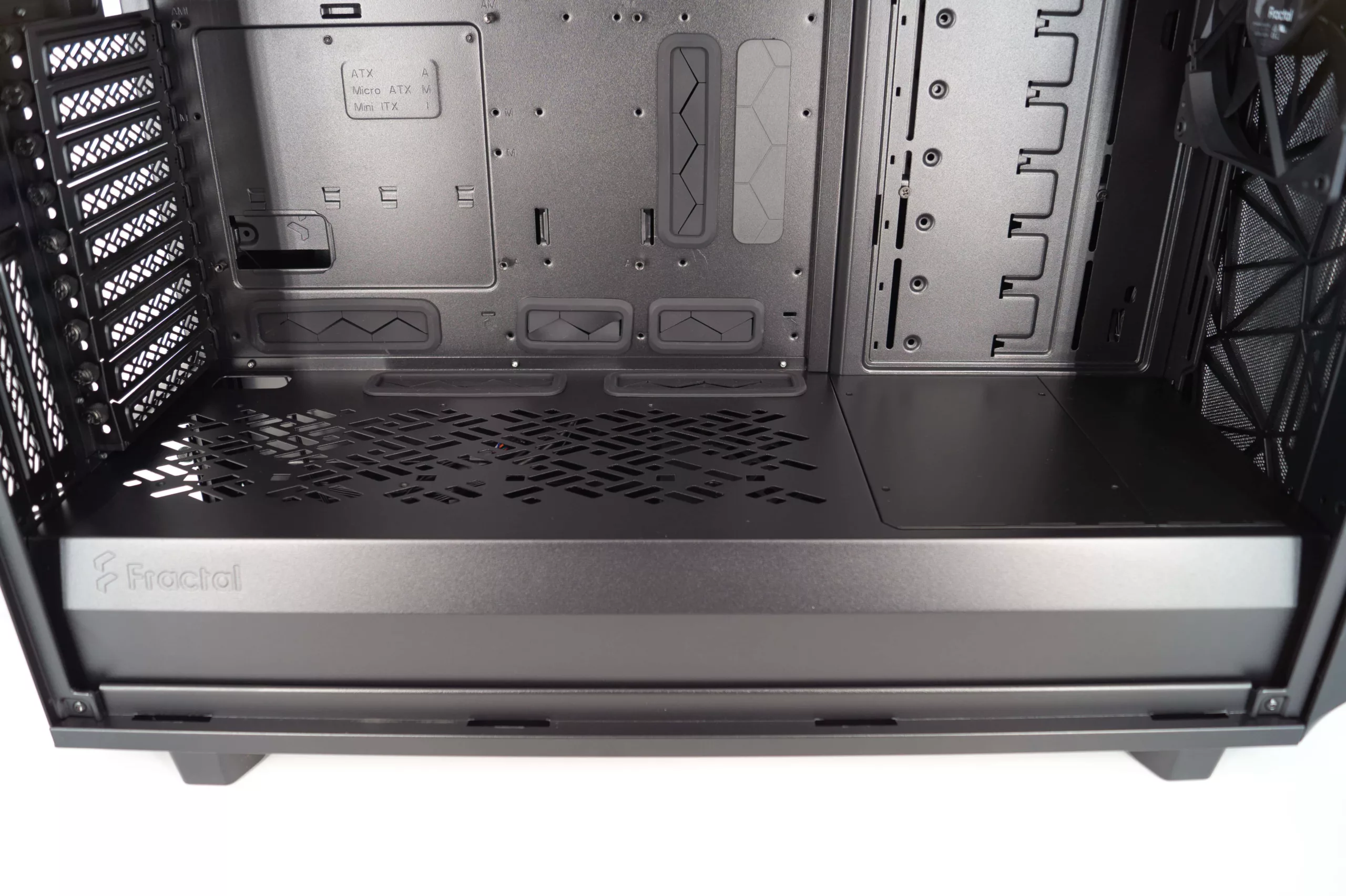 Test du Fractal Meshify 2 XL : un diamant noir dans un écrin d'acier 31 DSC07376 1 scaled