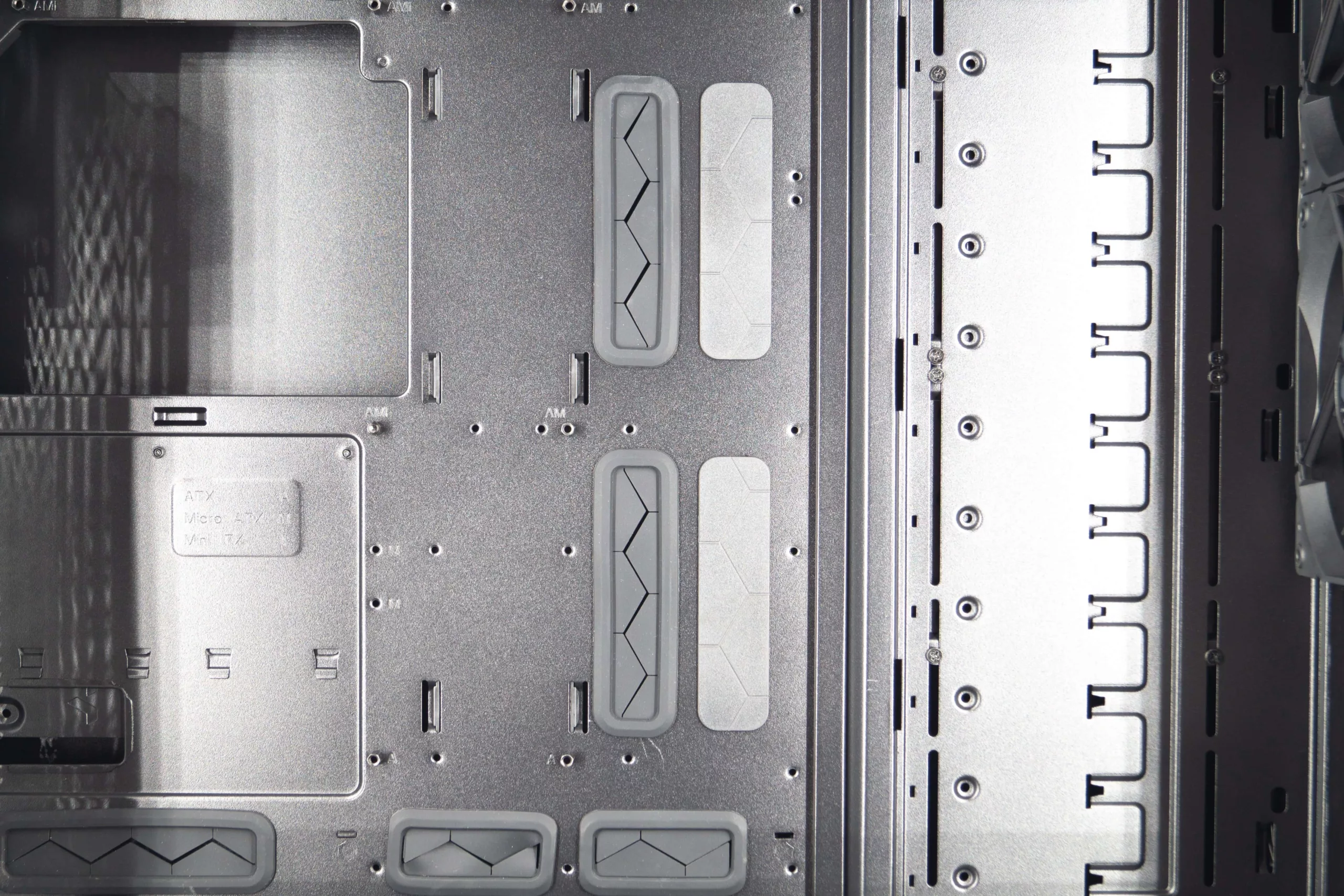 Test du Fractal Meshify 2 XL : un diamant noir dans un écrin d'acier 25 DSC07378 1 scaled