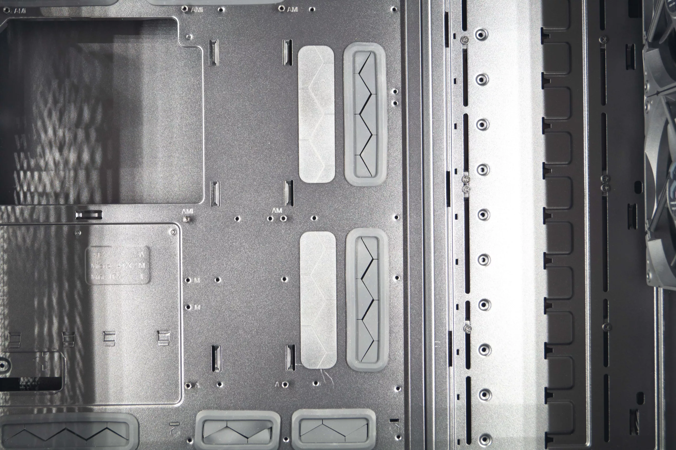 Test du Fractal Meshify 2 XL : un diamant noir dans un écrin d'acier 26 DSC07380 1 scaled