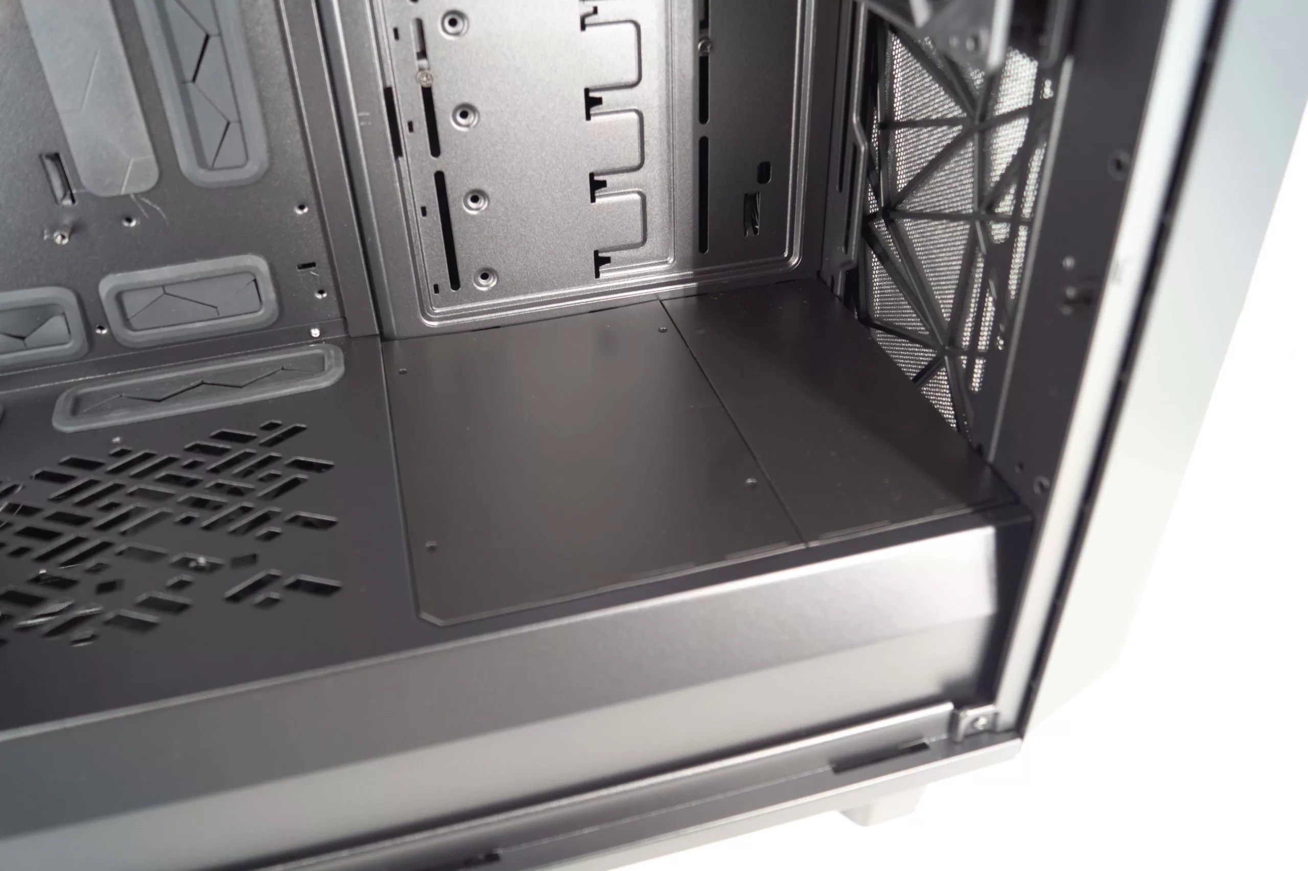 Test du Fractal Meshify 2 XL : un diamant noir dans un écrin d'acier 32 DSC07382 scaled