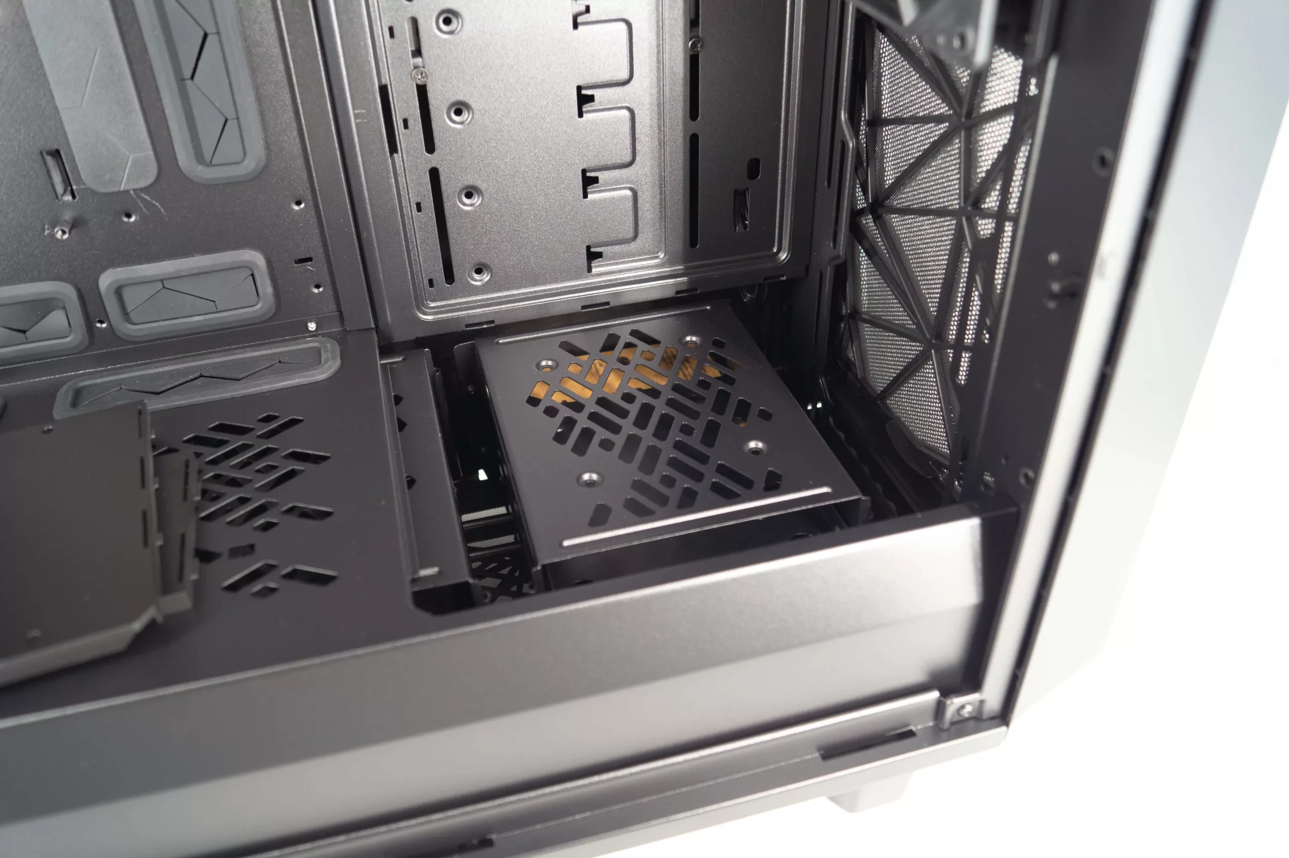 Test du Fractal Meshify 2 XL : un diamant noir dans un écrin d'acier 34 DSC07384 scaled