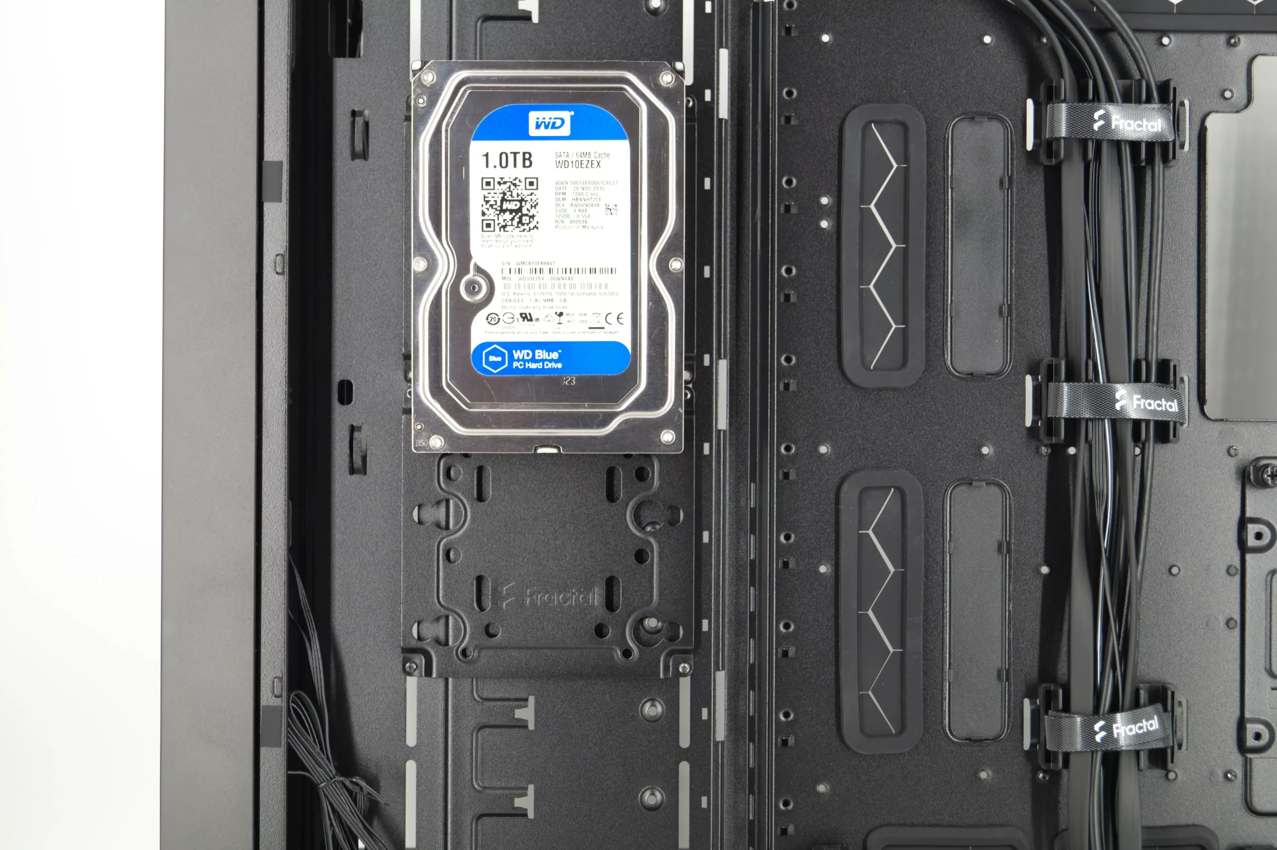 Test du Fractal Meshify 2 XL : un diamant noir dans un écrin d'acier 16 DSC07386 1 scaled