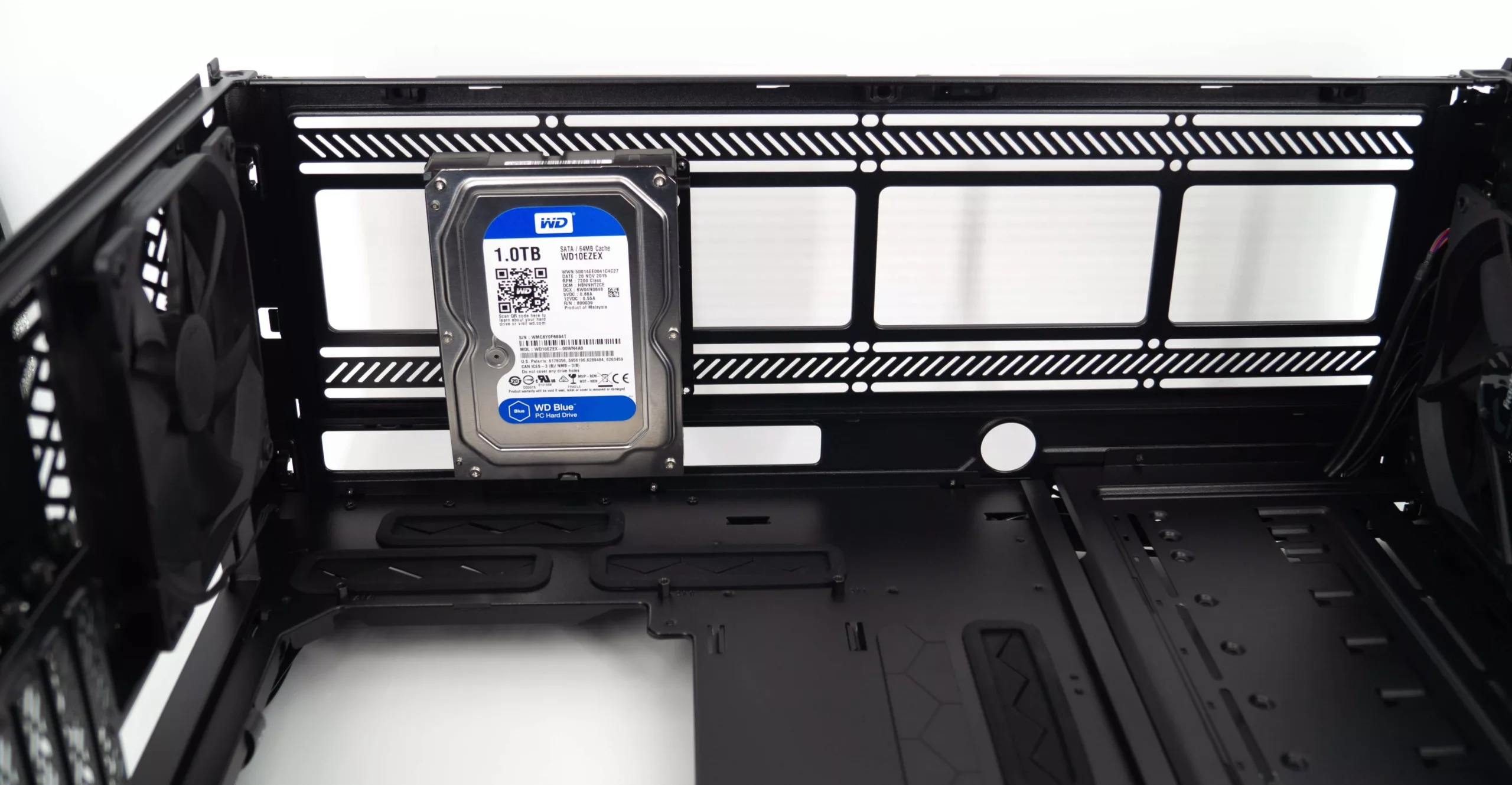 Test du Fractal Meshify 2 XL : un diamant noir dans un écrin d'acier 30 DSC07389 2 scaled