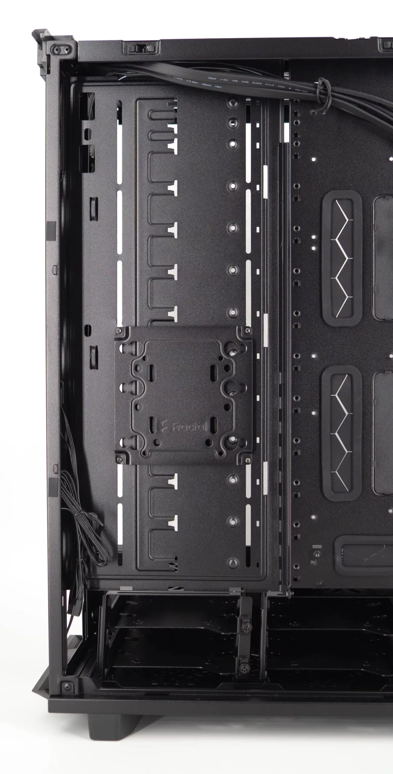 Test du Fractal Meshify 2 XL : un diamant noir dans un écrin d'acier 17 DSC07391 1 scaled