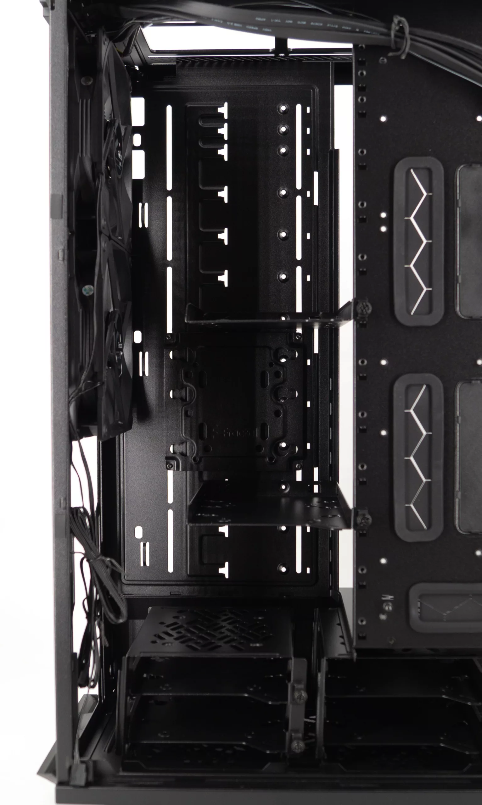 Test du Fractal Meshify 2 XL : un diamant noir dans un écrin d'acier 18 DSC07401 scaled