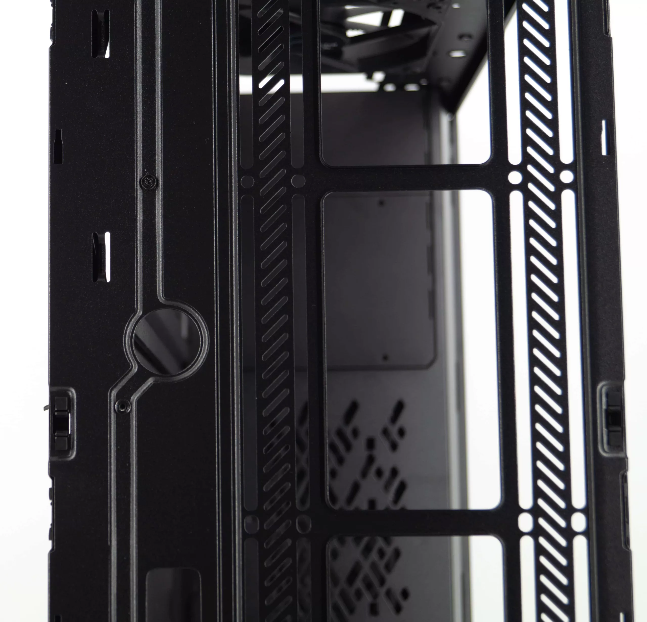 Test du Fractal Meshify 2 XL : un diamant noir dans un écrin d'acier 35 DSC07406 scaled