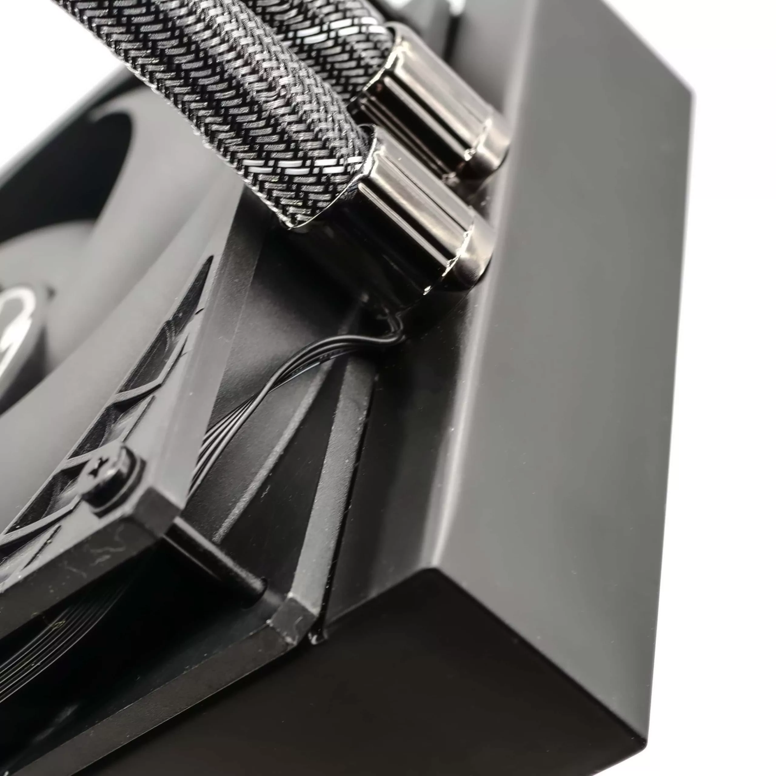 Test Arctic Liquid Freezer II 360 : Un système de refroidissement liquide AIO abordable ! 7 P1174132 scaled