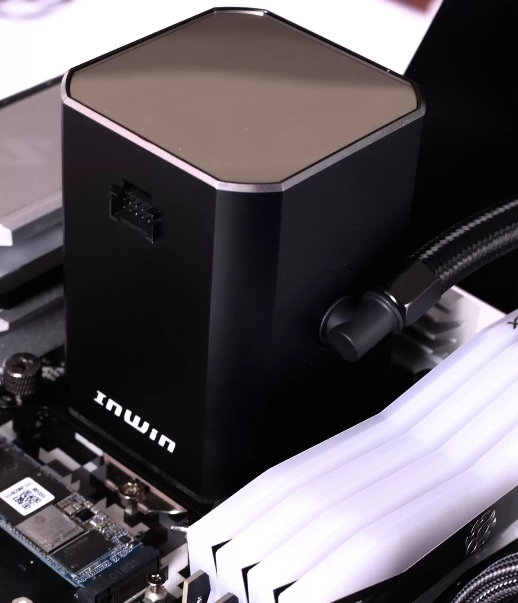 Test AIO InWin SR36 PRO : Une mise à niveau réussie ? 5 In win SR36 PRO 33 scaled