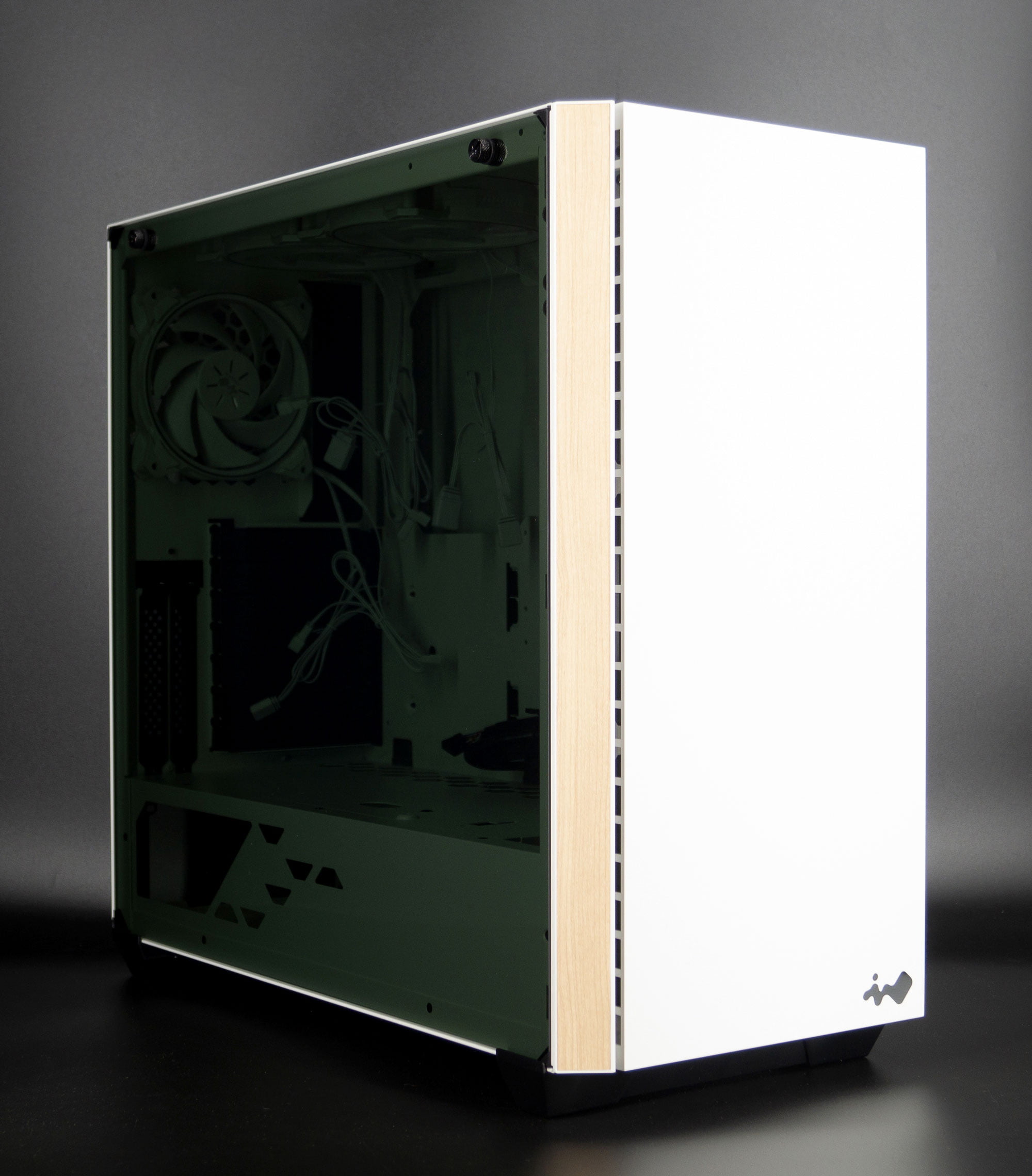 Test Inwin 216 Pure White Edition 3 InWin 216 white 011