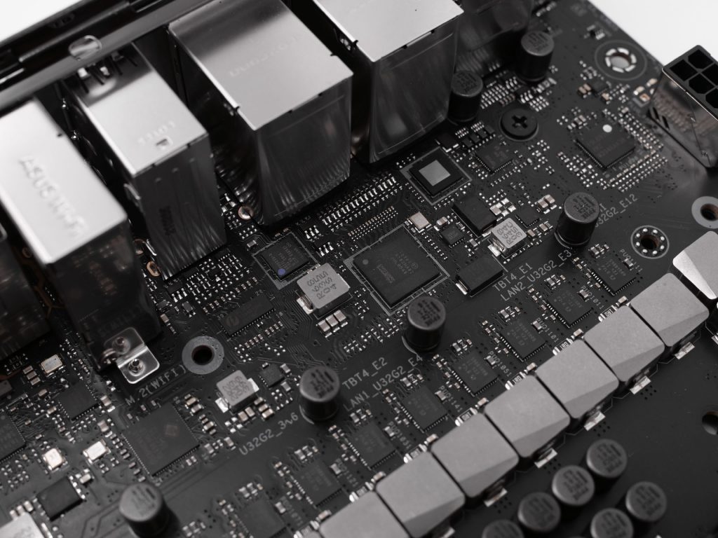 Asus ROG Maximus XIII Extreme Glacial : Une carte pour les gouverner tous ! 10 rog extreme glacial 16 1