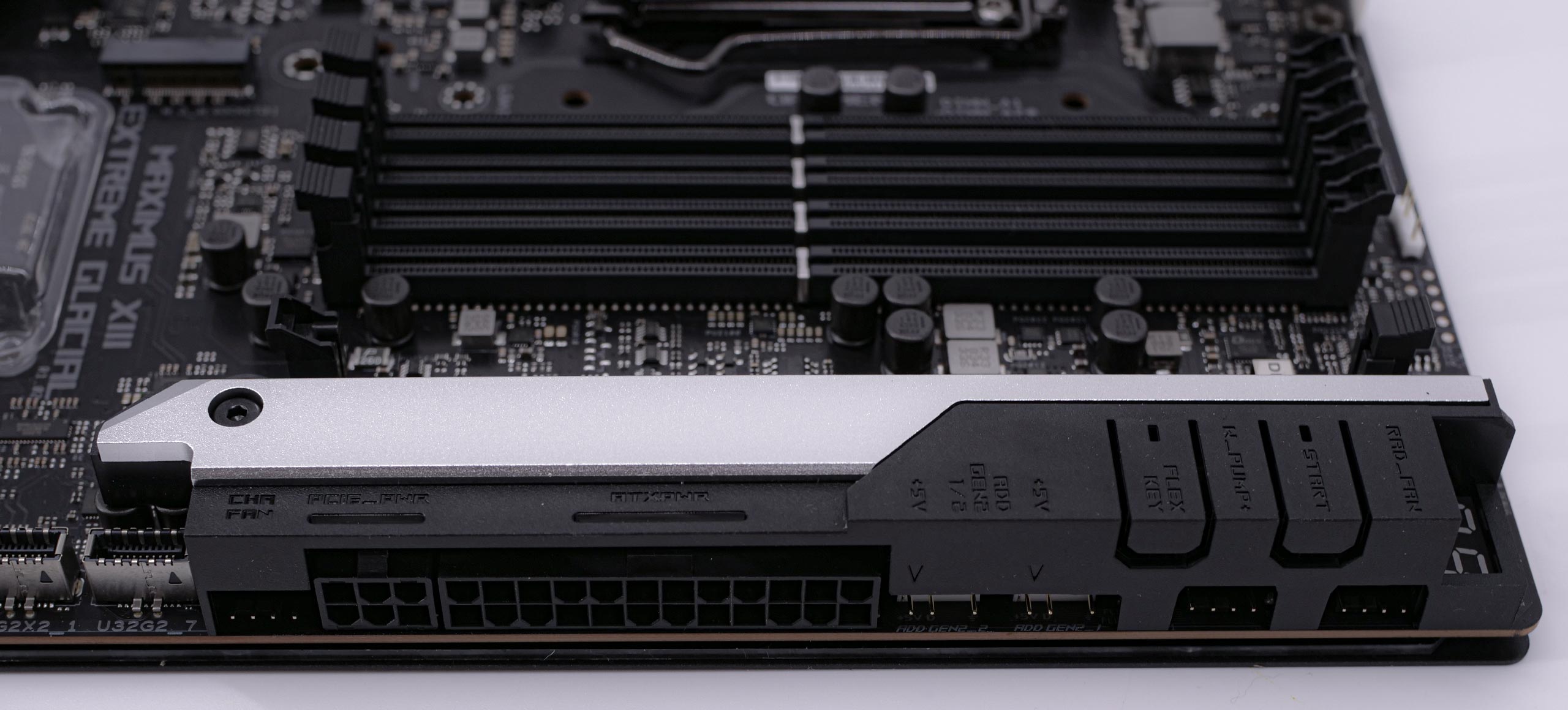 Asus ROG Maximus XIII Extreme Glacial : Une carte pour les gouverner tous ! 12 rog extreme glacial 25