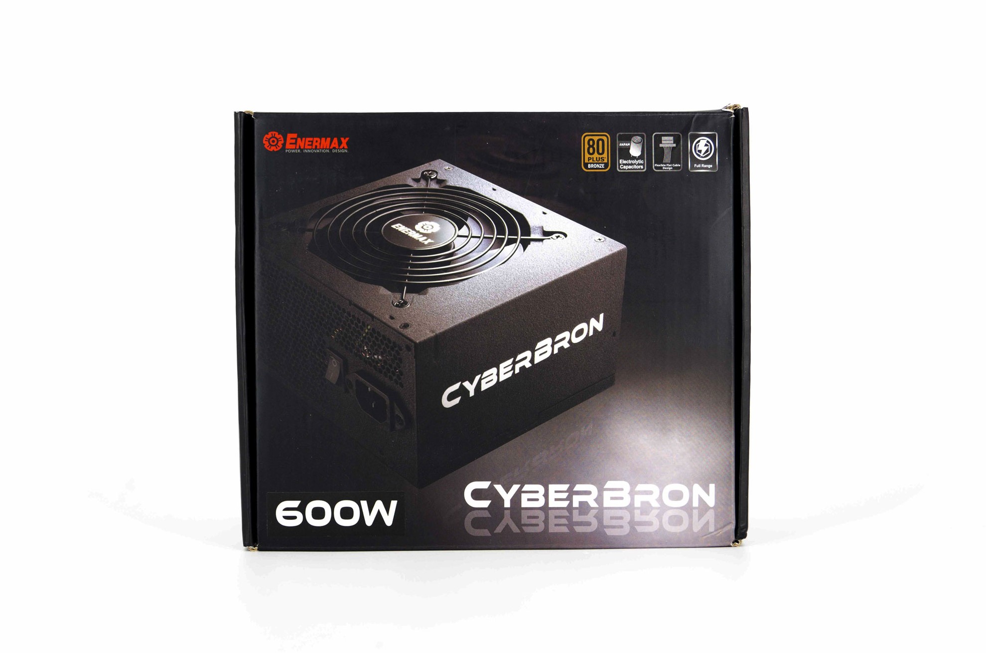 L'alimentation ENERMAX Cyberbron 600W se présente 2 ENERMAX Cyberbron 600W 001
