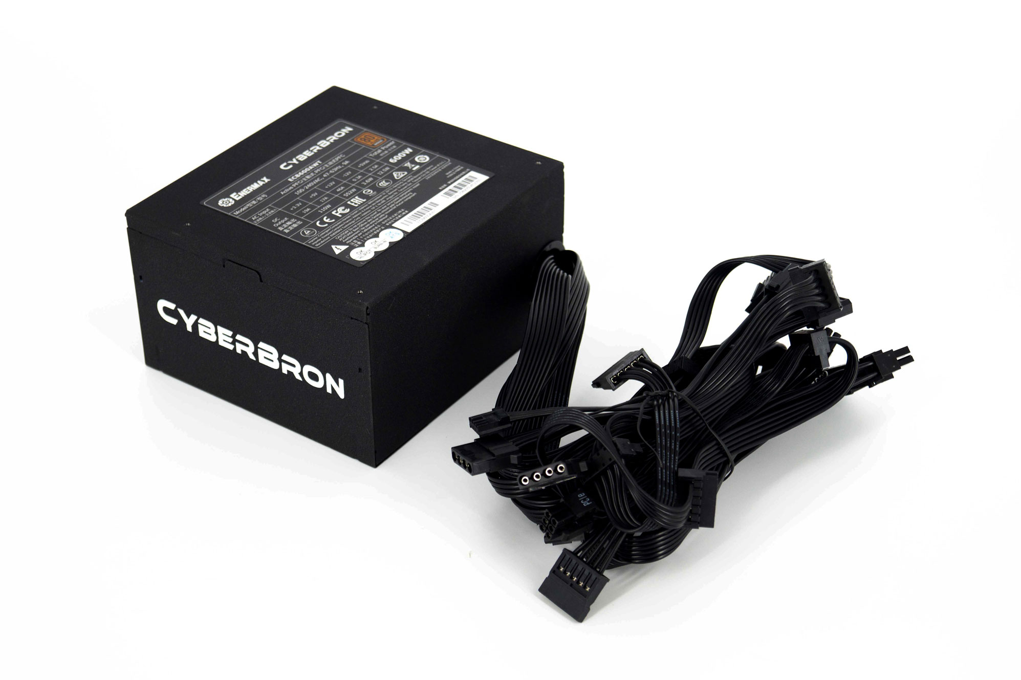 L'alimentation ENERMAX Cyberbron 600W se présente 5 ENERMAX Cyberbron 600W 010