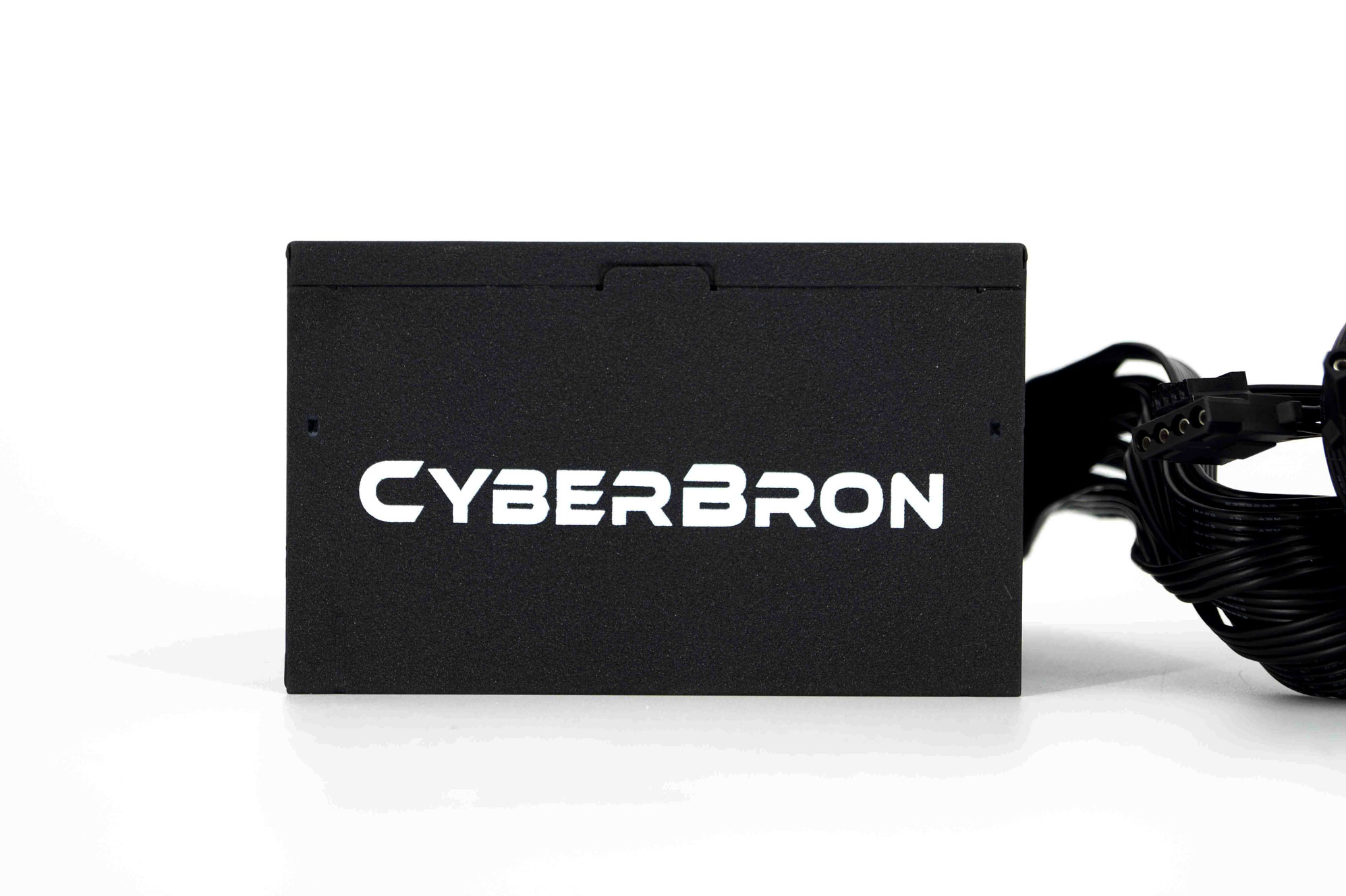 L'alimentation ENERMAX Cyberbron 600W se présente 11 ENERMAX Cyberbron 600W 011