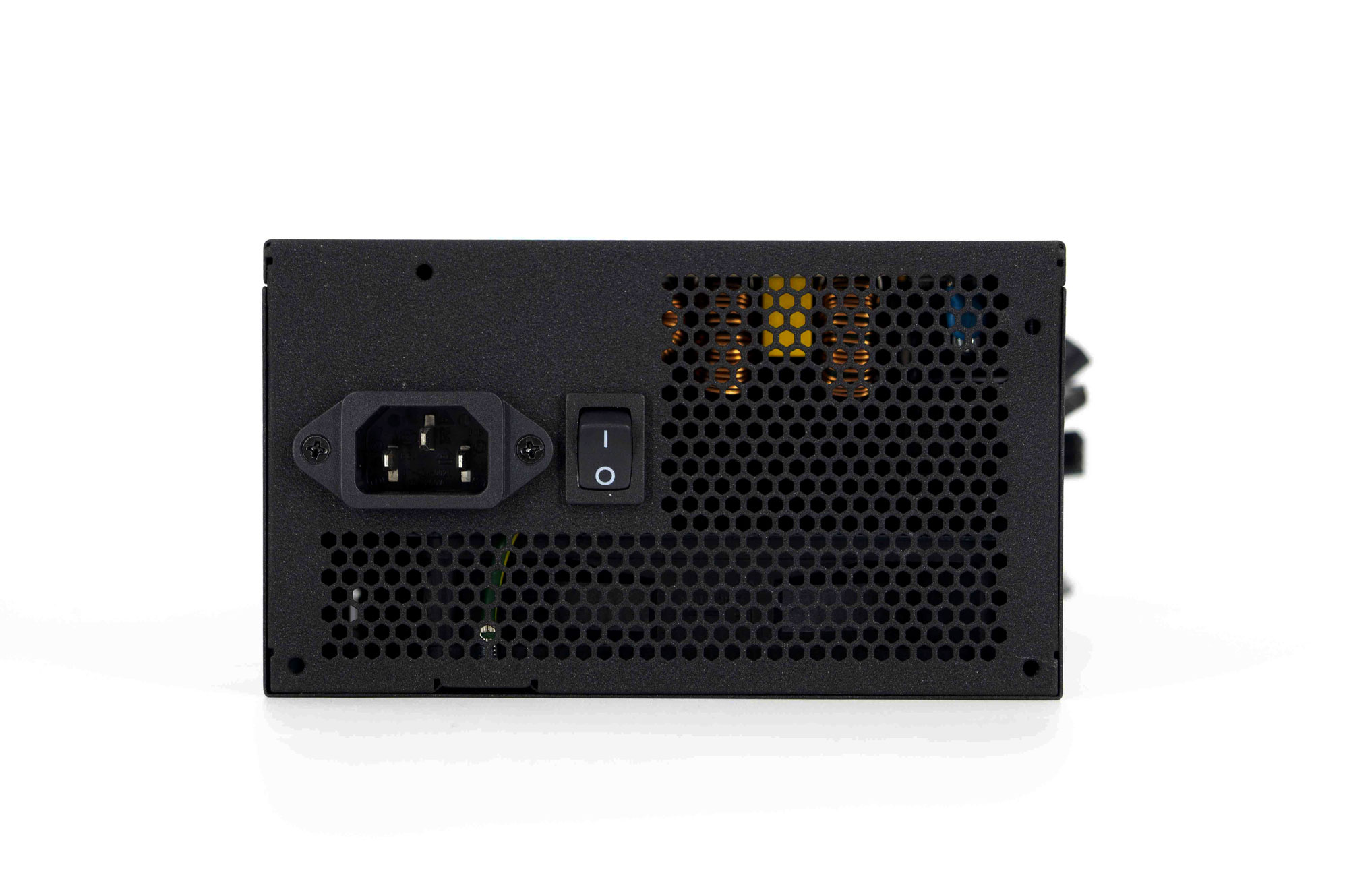 L'alimentation ENERMAX Cyberbron 600W se présente 6 ENERMAX Cyberbron 600W 012