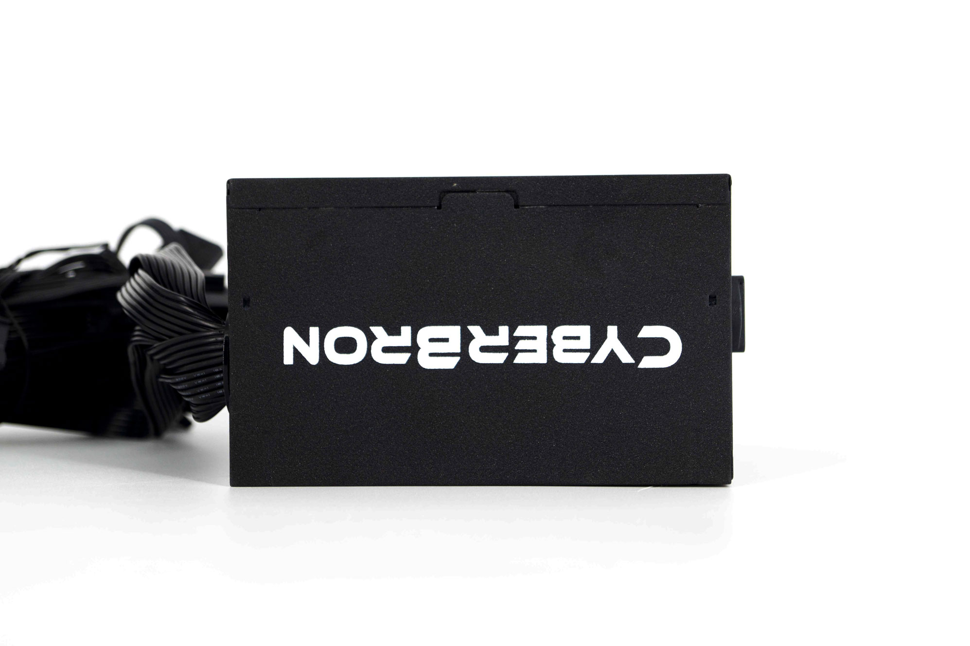 L'alimentation ENERMAX Cyberbron 600W se présente 12 ENERMAX Cyberbron 600W 013