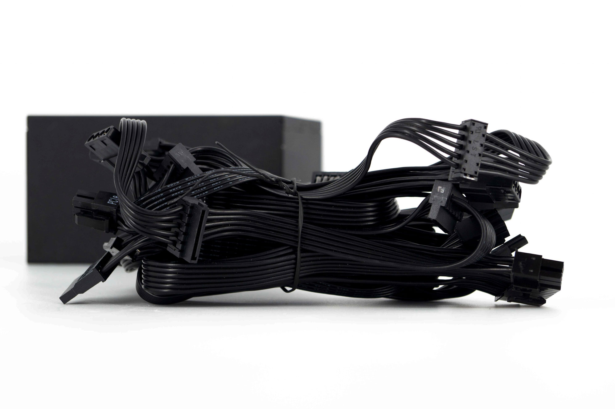 L'alimentation ENERMAX Cyberbron 600W se présente 13 ENERMAX Cyberbron 600W 017