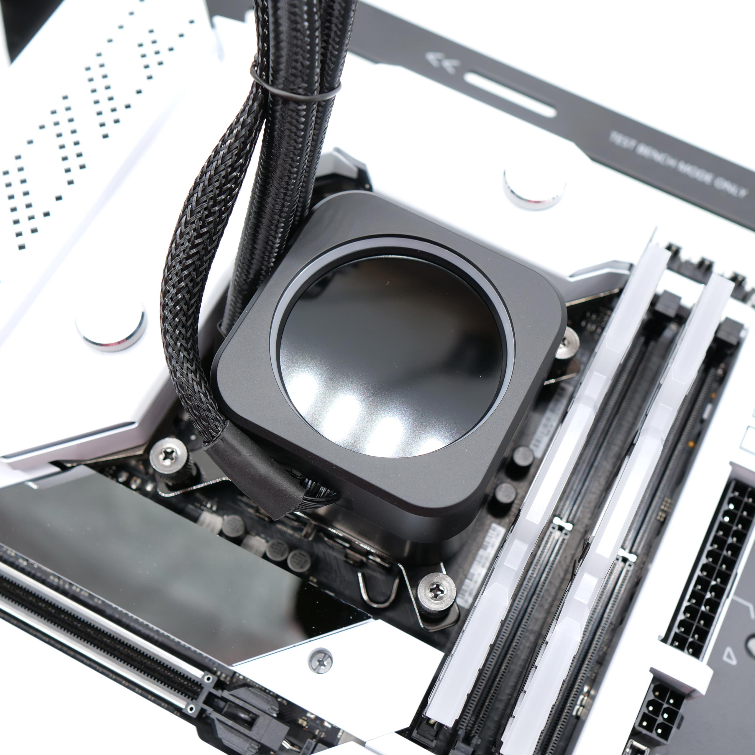 Test Intel Core I9 12900K : le nouveau King ? 11 Ecran du H150I LCD