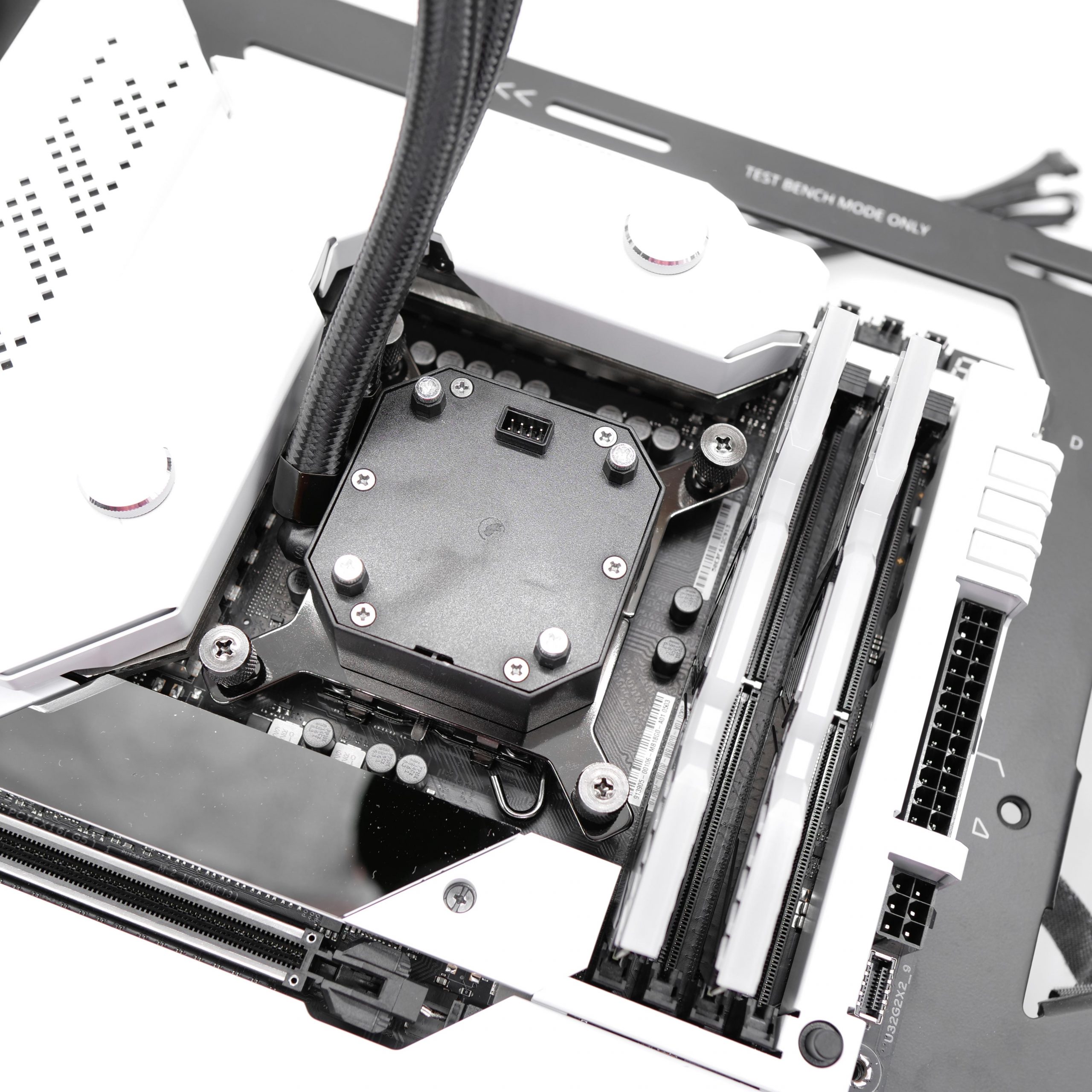 Test Intel Core I9 12900K : le nouveau King ? 10 corsair lcd h150i elite 8 scaled