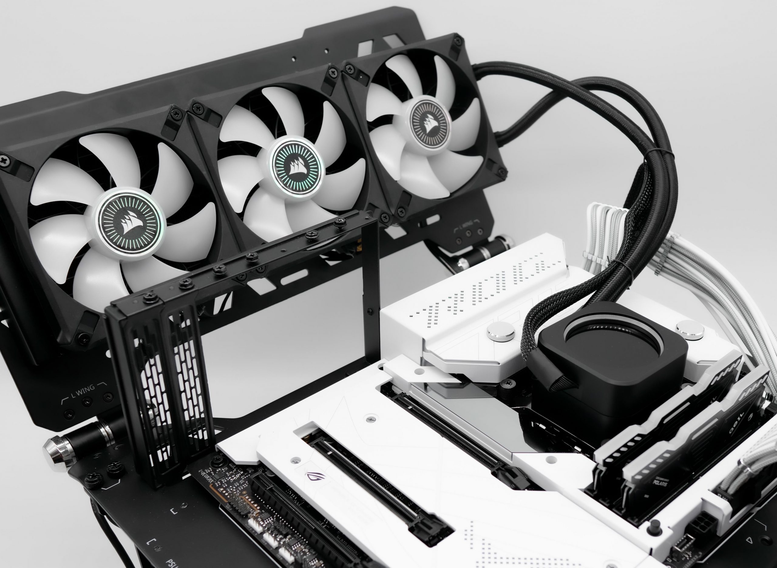 Test Intel Core I9 12900K : le nouveau King ? 12 montage du Corsair H150I LCD
