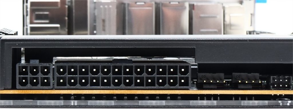 Rog Maximus Z690 Extreme Glacial : La Carte Ultime 11 Rog Z690 Glacial - connecteur 12 volts qui fournit une puissance supplémentaire aux slots PCIe X16