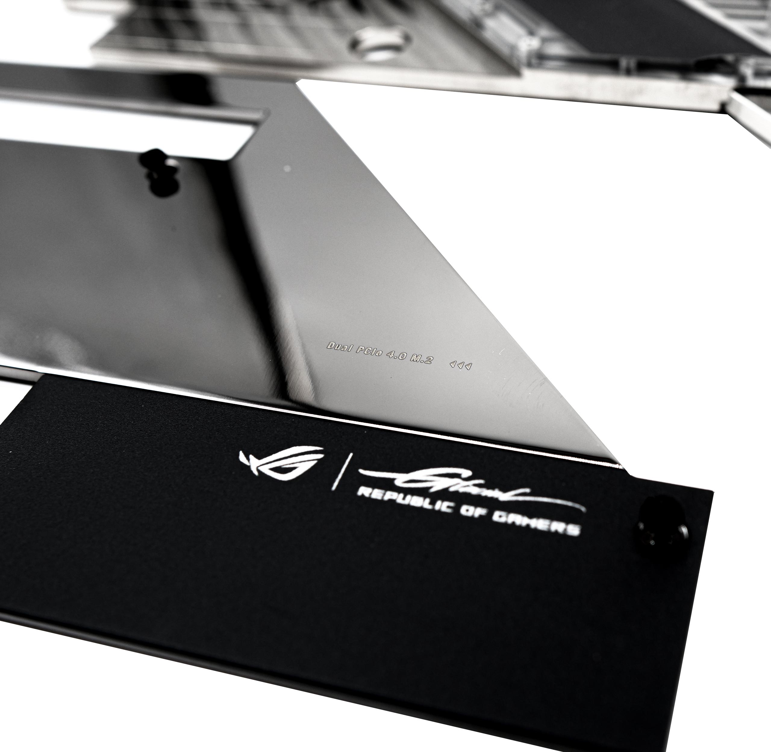 Rog Maximus Z690 Extreme Glacial : La Carte Ultime 5 Dissipateur chromé des SSD M.2 de la carte ROG Maximus Z690 Extreme Glacial