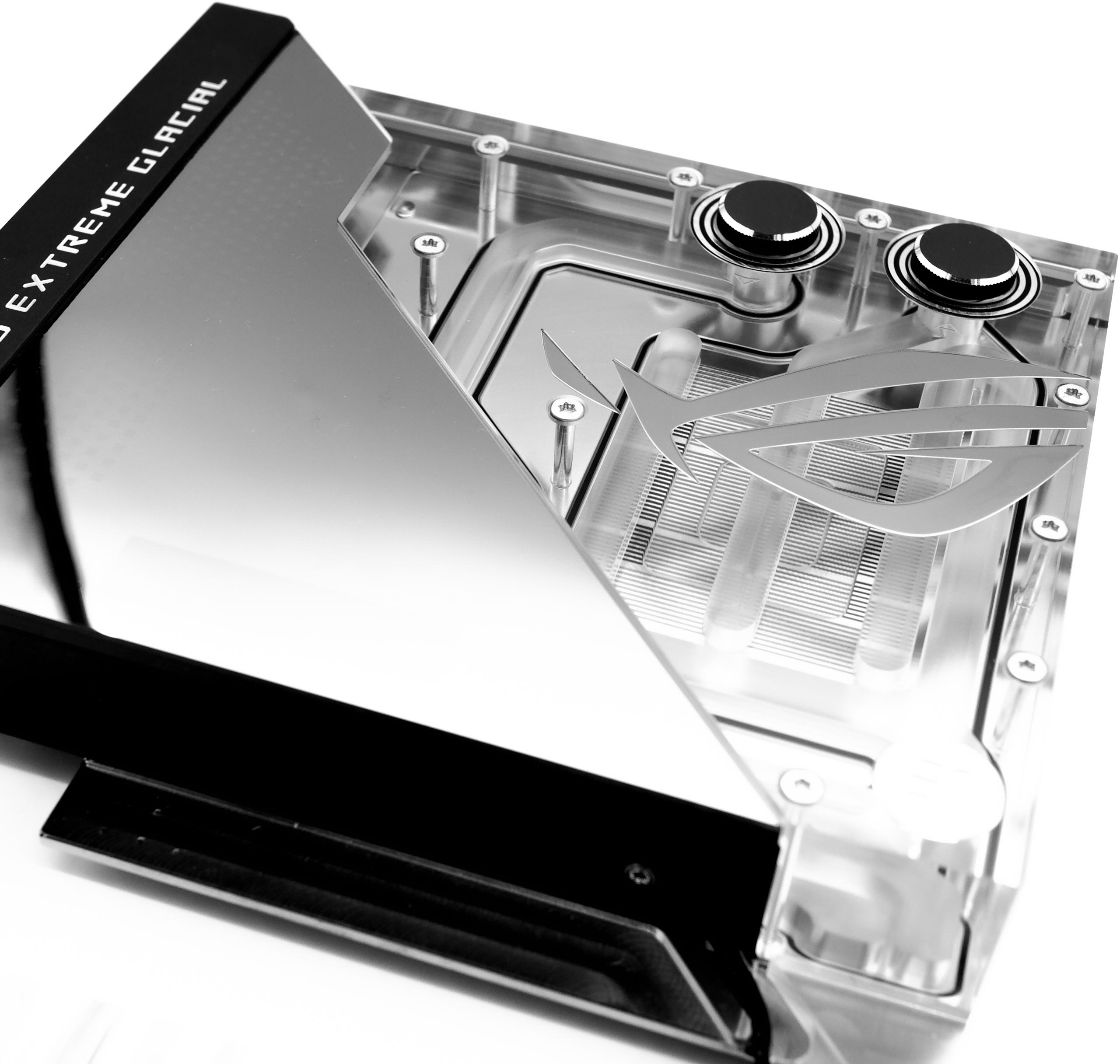 Rog Maximus Z690 Extreme Glacial : La Carte Ultime 3 Zoom sur l'Ultrablock de la carte ROG Maximus Z690 Extreme Glacial, fabriqué par EKWB