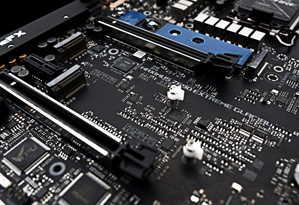Rog Maximus Z690 Extreme Glacial : La Carte Ultime 13 Rog Z690 Extreme Glacial emplacements SSD M2