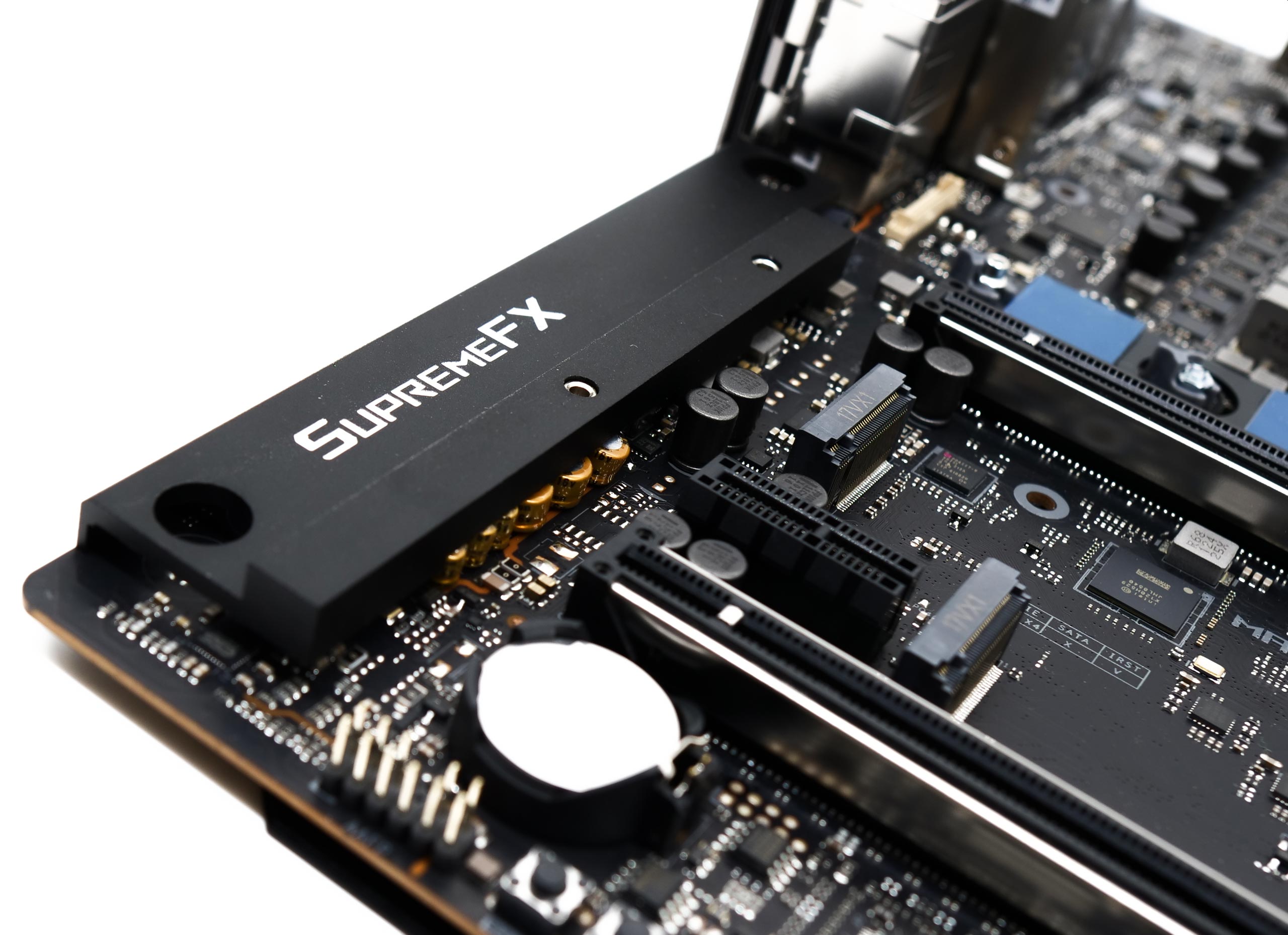 Rog Maximus Z690 Extreme Glacial : La Carte Ultime 17 La Rog Z690 Extreme Glacial avec zoom sur la puce audio SupremeFX de ROG