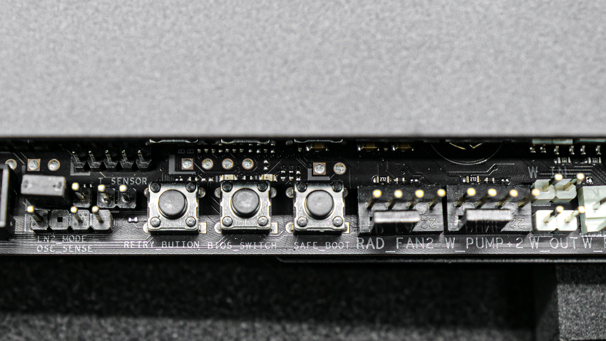 Rog Maximus Z690 Extreme Glacial : La Carte Ultime 13 Rog Z690 Glacial Photo boutons Switch bios, Slow Mode et autre