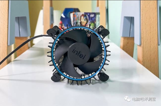 Le ventirad stock Intel RM1 testé sur un i5-12400 2 Ventirad Rm1 002