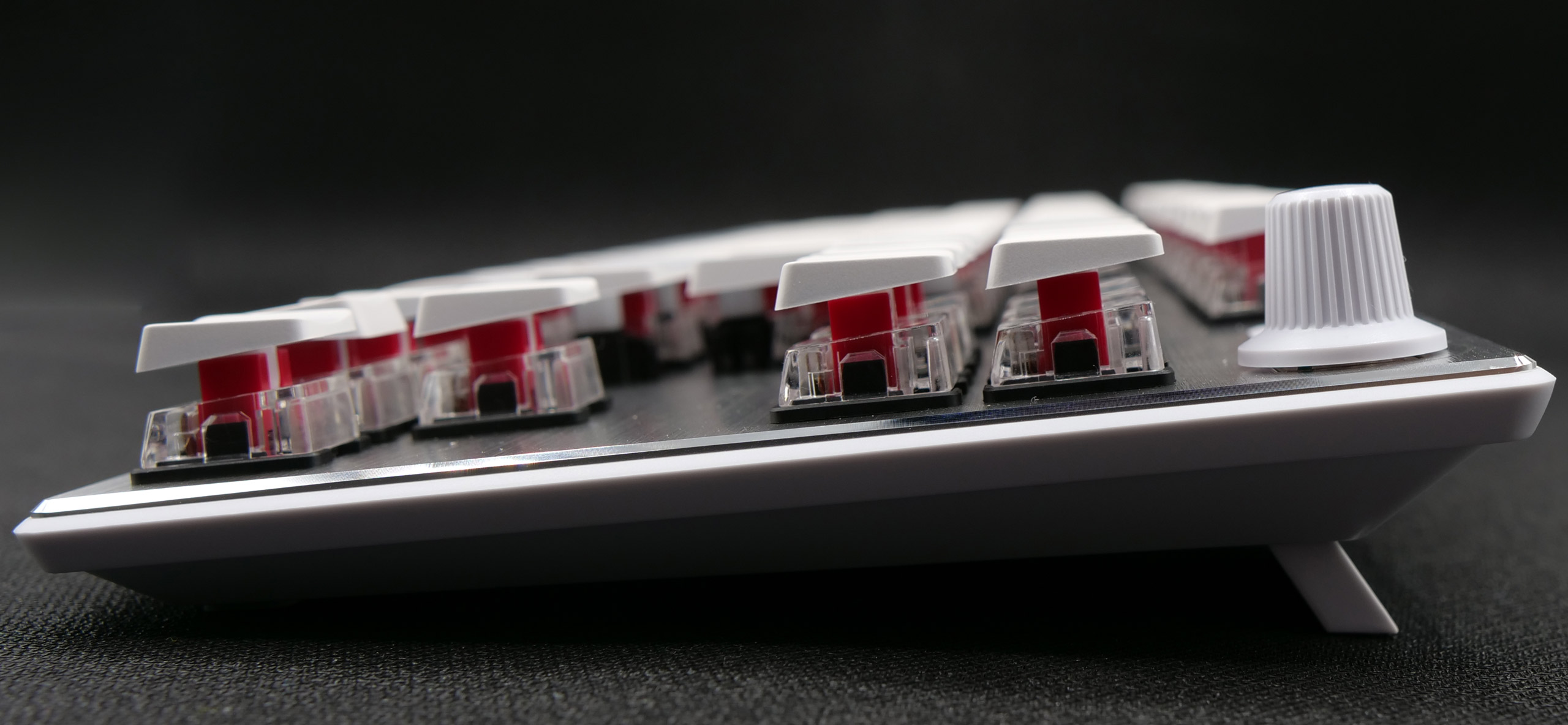 Test Roccat Vulcan Tkl Pro White : Explosif 7 Roccat Vulcan Tkl Pro Emballage Position Inclinee