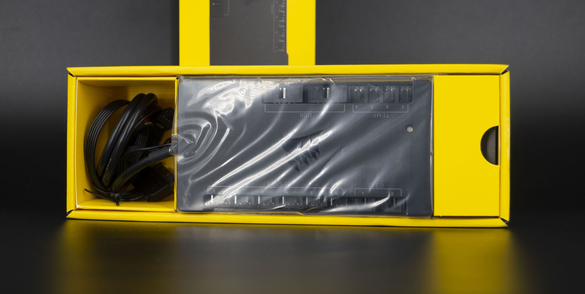 Test CORSAIR XH305i RGB PRO : un kit watercooling custom beau et efficace 55 Xh305i Rgb Pro Controleur Commander Pro 003