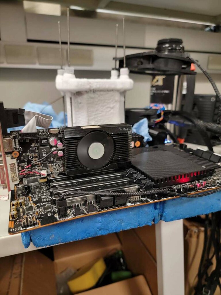 116142 points sous Cinebench pour le Threadripper PRO 5995WX 4 Carte graphique Geforce GT 640