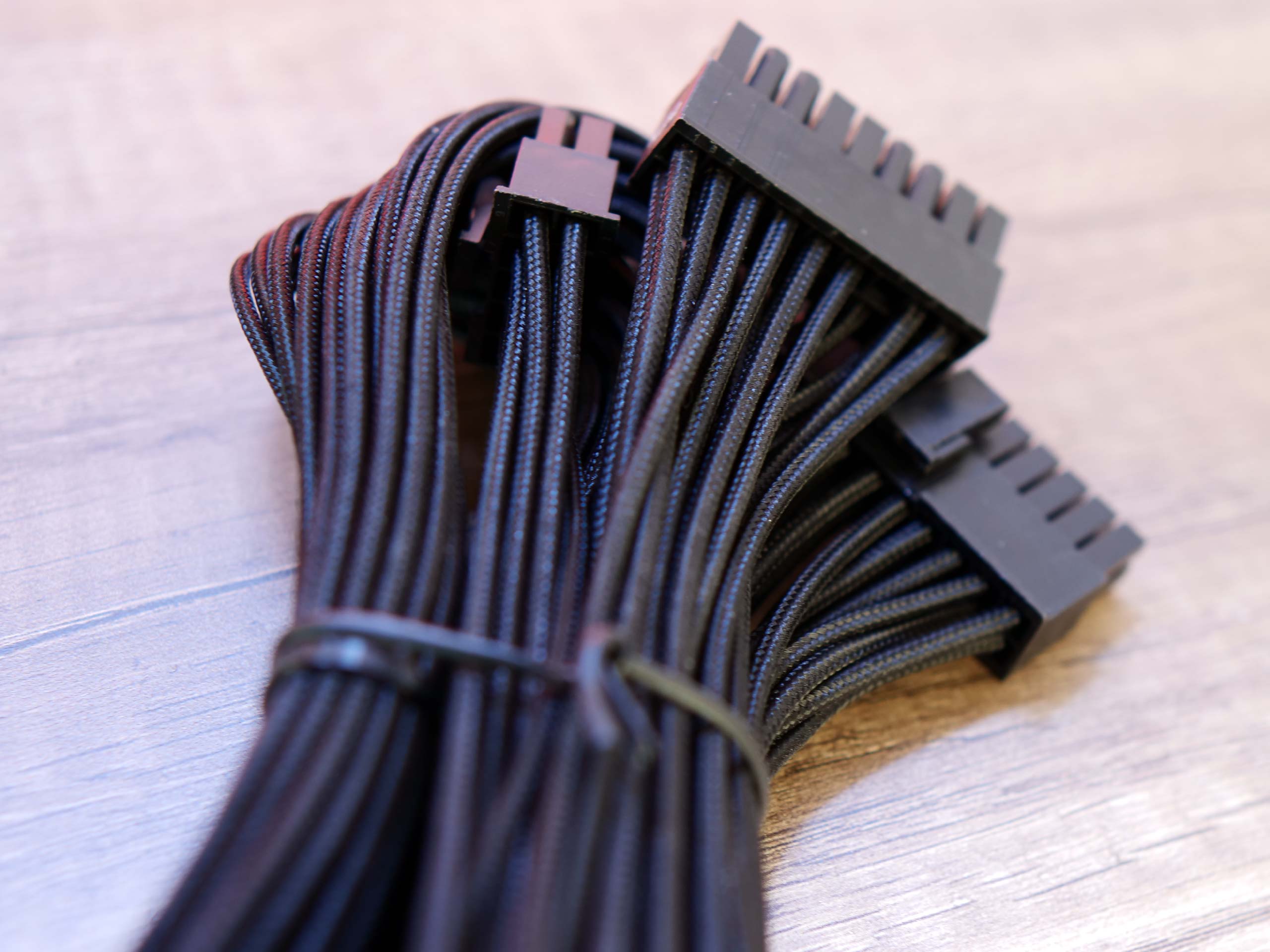 Présentation : Asus ROG Thor 1000W Platinum II 10 Rog Thor P2 1000 Cables Tresses