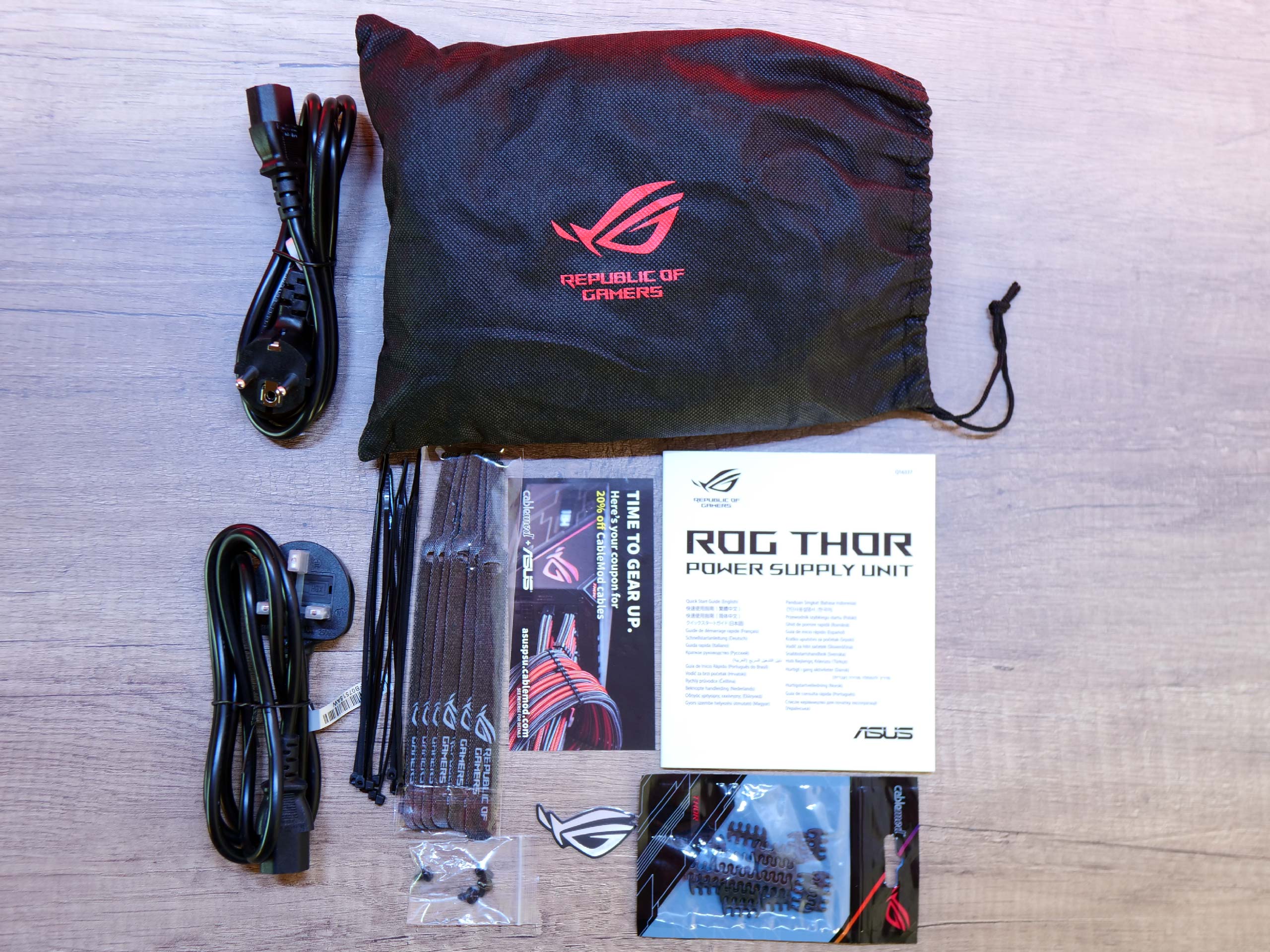 Présentation : Asus ROG Thor 1000W Platinum II 6 Rog Thor P2 1000 Emballage Contenu 1